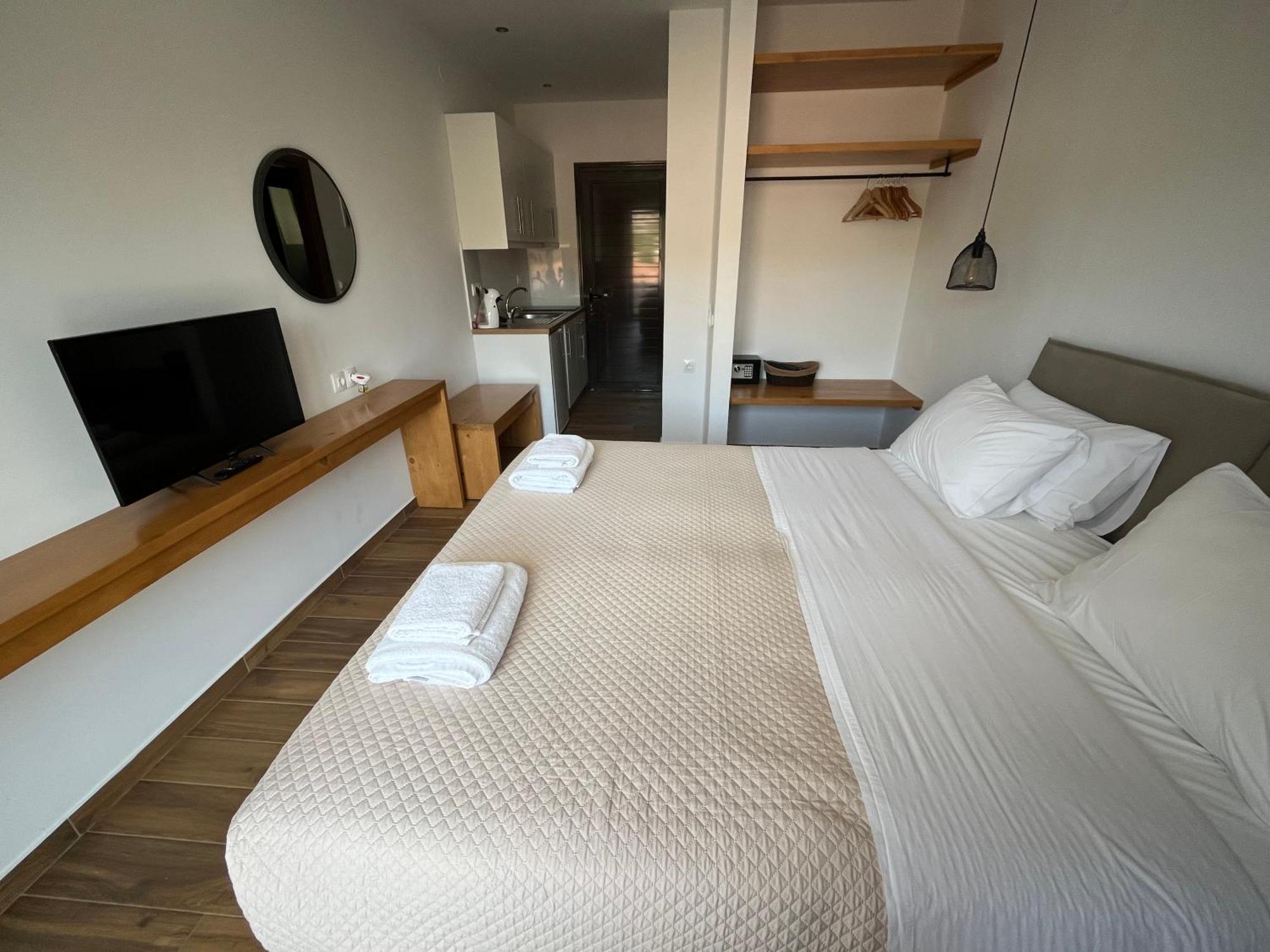 Golden Evelyn Aparthotel อายา ปารัสเกวี ภายนอก รูปภาพ